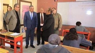 محافظ سوهاج يتفقد لجان امتحانات الشهادة الإعدادية (صور)