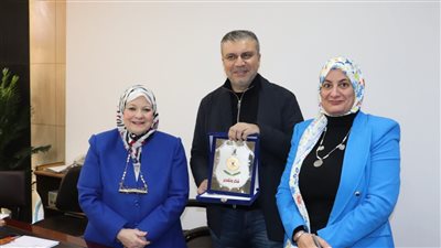 كلية الإعلام بجامعة القاهرة تكرم عمرو الليثي (صور)