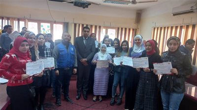 القوى العاملة بسوهاج: تسلم شهادات خريجي 7 دورات تدريبية 