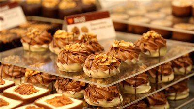 تفسير حلم أكل الحلوى في منام العزباء وعلاقته بعدم الاحتياج للمال من الآخرين 