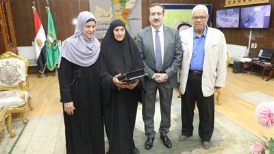محافظ المنوفية يكرم سيدة تبرعت لبناء مسجد ومستوصف 