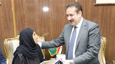 محافظ المنوفية يكرم السيدة زبيدة بعد حصولها على شهادة محو الأمية في سن 87 عاما