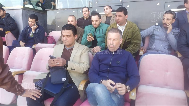 كلاتنبرج يتابع مباراة