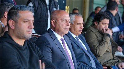 دوري القسم الثاني، وزير النقل يؤازر نادي السكة من الملعب (صور)