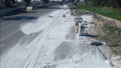 سقوط 3 أطنان جبس من سيارة نقل ثقيل بالإسماعيلية (صور)