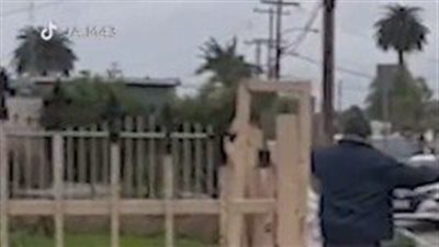 أمريكي يحطم منزل زوجته بشاحنة انتقامًا لطلبها الطلاق منه (فيديو)