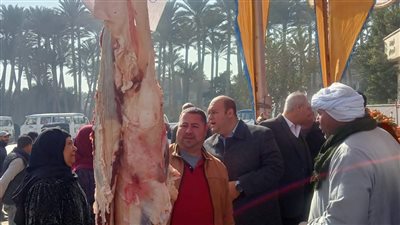 نائب محافظ الجيزة يتفقد المنافذ الثابتة لبيع السلع بأسعار مخفضة بأبوالنمرس(صور)