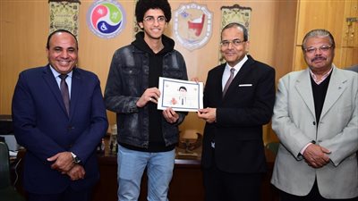 رئيس جامعة سوهاج يكرم 32 طالبًا لإجتيازهم ورشة لغة الإشارة 