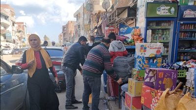 رئيس حي ثان بالإسماعيلية يناشد أصحاب المحال عدم التعدى على الطريق