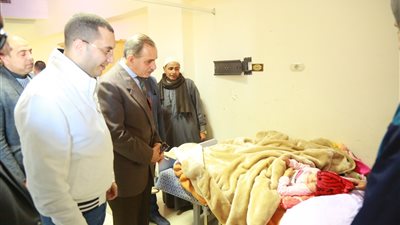 محافظ كفر الشيخ يطمئن على طفلة بعد التوجيه بإجراء عملية جراحية لها