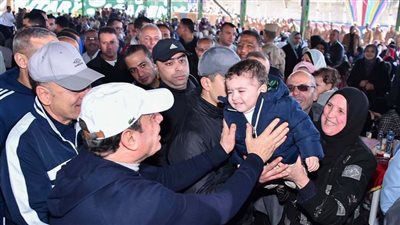  السيسي يلتقي عددا من أسر وأهالي الطلبة المستجدين في الكلية الحربية (صور)