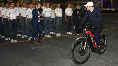 لحظة تفقد السيسي الكلية الحربية فجر اليوم (صور)