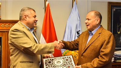  محافظ أسيوط يكرم العميدين علاء عبد الجابر وعمر الشافعي 