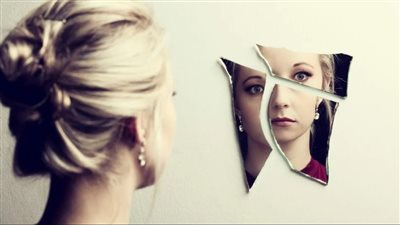 تفسير رؤية المرآة في المنام وعلاقتها بالترقى بالعمل والصبر والحكمة 