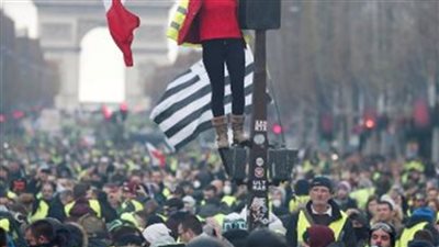 الخميس الأسود، الشرطة الفرنسية تستخدم قنابل الدخان لتفريق المتظاهرين 