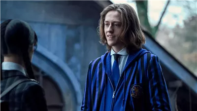 بيرسي وايت مهدد بالطرد من مسلسل 'Wednesday' بسبب محادثات وصور جنسية