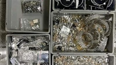 ضبط 23 كجم مشغولات فضية حول جسد راكبة في مطار برج العرب 