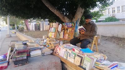  أقدم بائع كتب بكفرالشيخ: ببيع الكتب من 25 عاما.. والبنات الأكثر قراءة.. وأعطي الكتب مجانا للطلبة غير القادرين ماديا (فيديو)