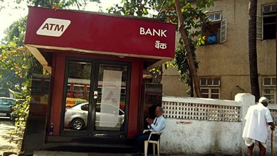 عصابة تسرق الملايين وترميهم في الطريق هربًا من الشرطة 