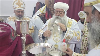 الأنبا تكلا يصلي القداس الإلهي بدشنا ويدشن أواني الخدمة (صور)