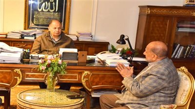 محافظ أسيوط يناقش تبطين الترع وتطهير مخرات السيول استعدادا لأية تقلبات جوية 