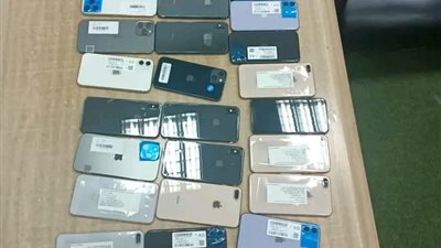 الجمارك بمطار برج العرب تضبط عددا من الهواتف المحمولة قبل تهريبها