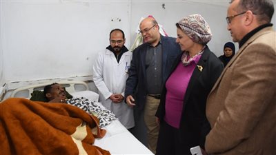 رئيس جامعة أسيوط يزور مصابي حادث قطار 