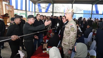 وزير الدفاع يتفقد الكلية الحربية ويلتقي الطلبة المستجدين وأسرهم