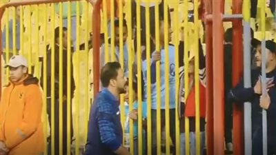 مدرب المحلة يحتفل مع الجمهور بالتعادل أمام المصري وطلب غريب من المشجعين (فيديو)