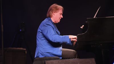 عازف البيانو الفرنسي كلايدرمان يرفع شعار كامل العدد بحفل التجمع الخامس (صور)