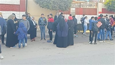 تجمع أولياء الأمور أمام اللجان بالدقهلية قبل أداء طلاب الشهادة الإعدادية امتحان اللغة العربية ( فيديو ) 