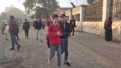 طلاب أولى وثانية ثانوي يواصلون امتحانات منتصف العام لليوم السادس