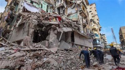 النيابة تعاين عقار إمبابة المنهار