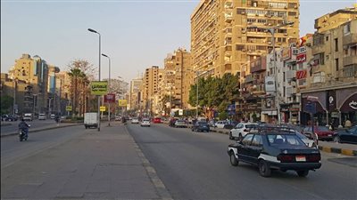 سيولة مرورية بمحاور القاهرة والجيزة وزحام بالمظلات بشارعي بورسعيد والجيش 
