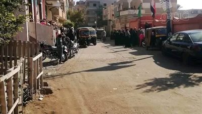 امتحانات الإعدادية، أولياء الأمور يتسلقون أبواب مدارس الشرقية (صور) 