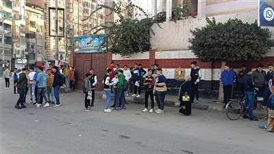 انتظار أولياء أمور طلاب الشهادة الإعدادية أمام لجان الإسكندرية