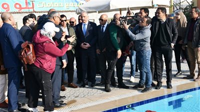 وزير الرياضة يفتتح مجمع حمامات السباحة بمركز شباب المعصرة
