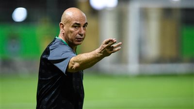 مشادة بين حسام حسن وطاقم حكام مباراة غزل المحلة والمصري بالدوري (فيديو)