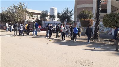 أولياء أمور طلاب الإعدادية بالغربية يطمئنون على أبنائهم من خلف الأبواب 