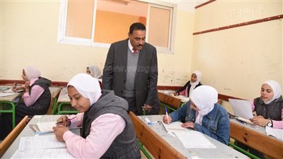 محافظ مطروح يتابع سير امتحانات الشهادة الإعدادية بالمدارس (صور)