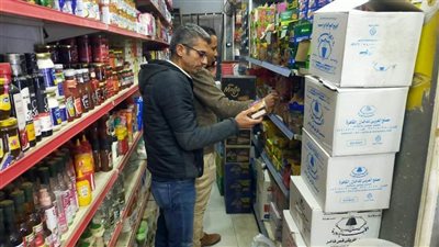 تحرير 30 مخالفة متنوعة خلال حملة على الأسواق والمحلات بالعدوة في المنيا