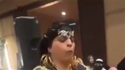 عُرس يمني يثير الغضب، والدة العريس تلقي بأساور ذهب على المعازيم (فيديو)