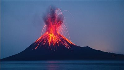 ثوران بركان ساكوراجيما باليابان والسلطات تحذر 