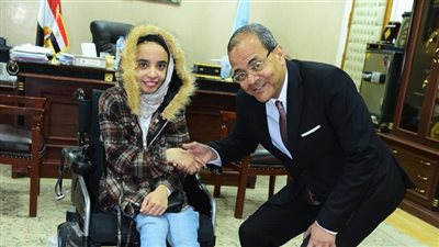 جامعة سوهاج تمنح طالبة من ذوي الهمم كرسيا كهربائيا متحركا (صور)