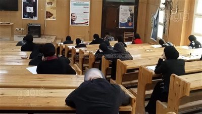  طلاب إعلام بني سويف يرتدون ملابس الحداد بالامتحان 