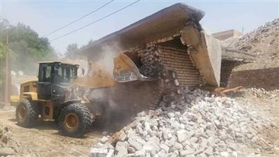 البدء في إزالة التعديات بعد رصدها بمنظومة المتغيرات المكانية بحي شرق أسيوط 