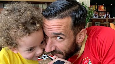 نجل علي معلول يدعم والده قبل مباراة القمة 125 بين الأهلي والزمالك (فيديو)