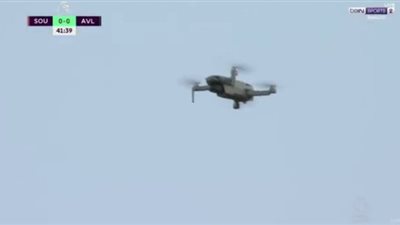 إيقاف مباراة أستون فيلا وساوثهامبتون بسبب طائرة مجهولة الهوية (صور)