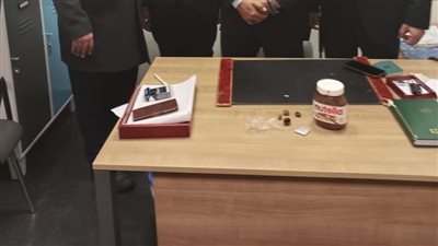 ضبط 4 قطع حشيش داخل علبة شيكولاتة في مطار القاهرة 
