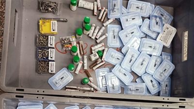 إحباط محاولة تهريب مستلزمات جراحة وزراعة الأسنان بمطار الغردقة